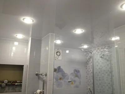 Фото глянцевого натяжного потолка в ванной. Новые изображения для скачивания