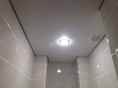 Интересные идеи для глянцевого натяжного потолка в ванной