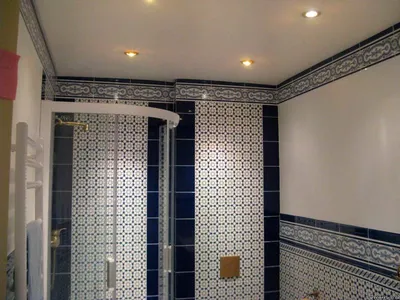 Фотографии глянцевого натяжного потолка в ванной: вдохновение для вашего проекта