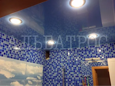 Уникальные дизайнерские решения для глянцевого натяжного потолка в ванной