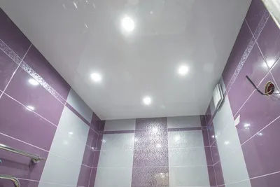 Глянцевый натяжной потолок в ванной: сделайте свою ванную комнату особенной