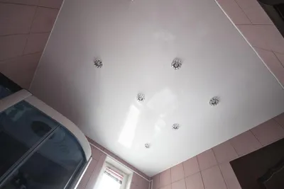 Фото глянцевого натяжного потолка в ванной: вдохновение для вашего ремонта