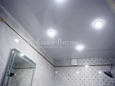 Глянцевый натяжной потолок в ванной: сделайте свою ванную комнату уютной