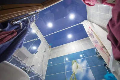 HD фото ванной комнаты с глянцевым потолком