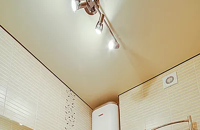4K изображения глянцевого потолка в ванной