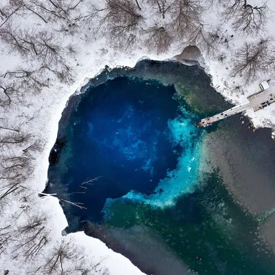 Волшебное Голубое озеро Казани оживает на фотографии.