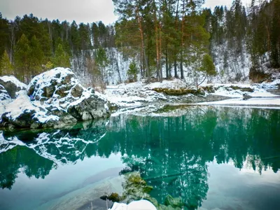 Загадочные голубые озёра на фото