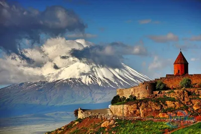 Величественная Гора Арарат на фоне ясного неба (фото)