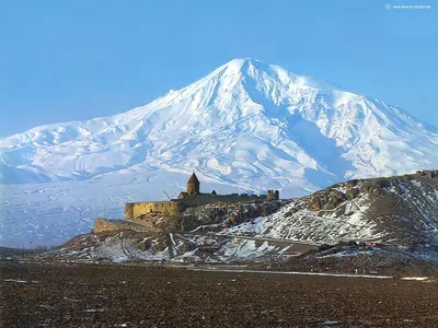 Путешествие к великому: отражение Горы Арарат Ковчег в линзе камеры (фото)