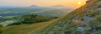 Панорамный вид на вечнозеленые леса с вершины Горы Кинжал