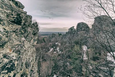 Раскройте свои глаза на уникальный ландшафт Горы Колпаки с помощью этой фотографии