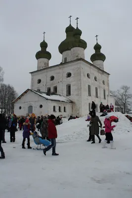 Снежная горка: красочный рисунок