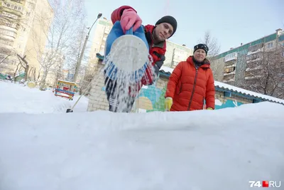 Горка из снега на фоне зимнего пейзажа