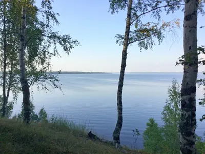 Отражение неба: безоблачное небо и его отражение на поверхности Горьковского моря