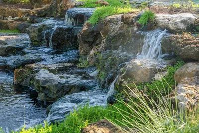 Грандиозный вид на величественный горный водопад (фото)