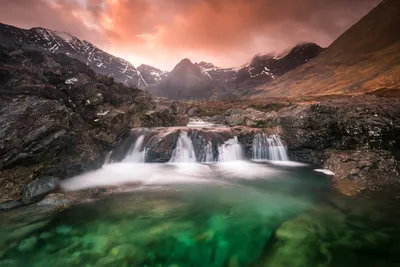 Хрустальные струи водопада, декорирующие горные пейзажи (фото)