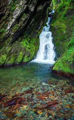 Изображение потока воды на горе