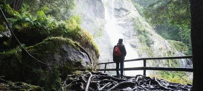 Изображение водопада в горах: прекрасные фотографии для рабочего стола