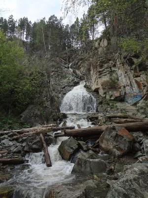 Фото на айфон: потрясающий горный водопад в качестве обоев