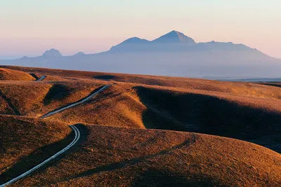 Удивительное видение Горы бештау: величественные вершины и пасторальные луга