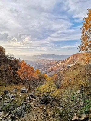 Бесплатные обои на телефон с живописными горами Дагестана.