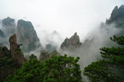 Загадочные формации и скалы Гор хуаншань на снимках
