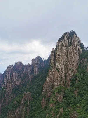 Фотография горы Хуаншань в архиве gif