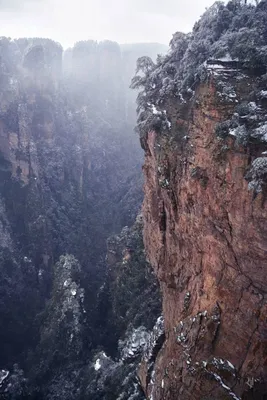 Картинка с горой Хуаншань: пейзаж, окутанный мистической атмосферой