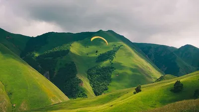 Фотографии горных вершин летом: идеальный фон для вашего экрана