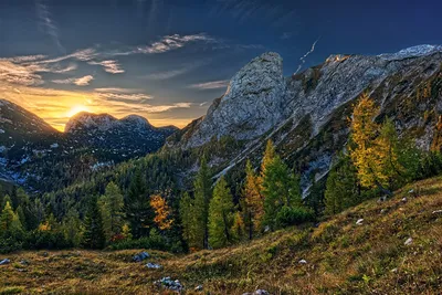 Горные вершины просыпаются: загадочный рассвет в горах на фото