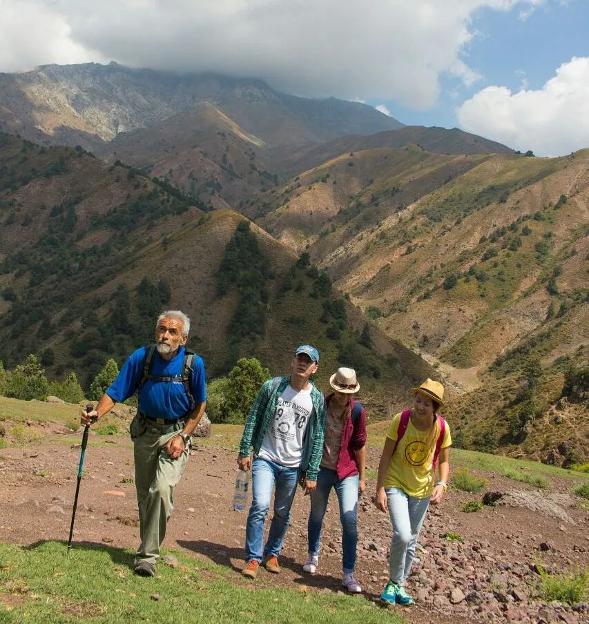 Таджикистан туризм. Туристы в Таджикистане. Туризм горы Узбекистан. Экотуризм Таджикистан. Ущелье Бельдерсай.