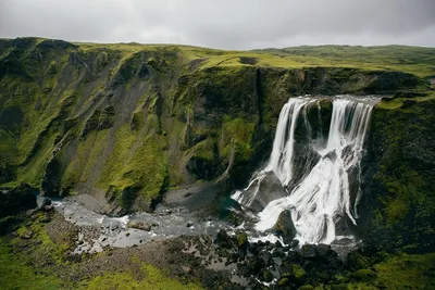 Величественные горы и водопады: впечатляющие фото