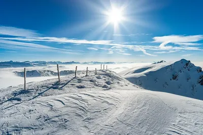 Фотография горы снежным покрывалом в 4K разрешении