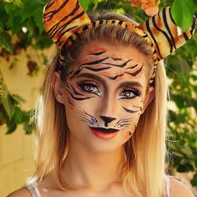 Фото тигра с реалистичным гримом в форматах jpg, png, webp