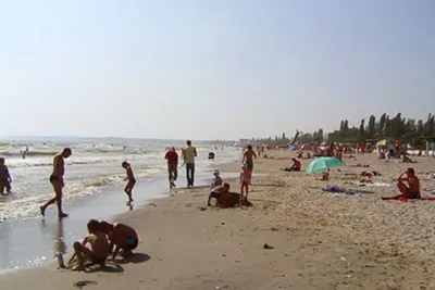Изображения пляжа Гудаута с теплым морем