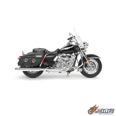 Картинка Harley-Davidson Road King Classic в стиле черно-белой фотографии