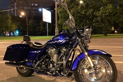 Изображение мотоцикла Harley-Davidson Road King Classic на закате