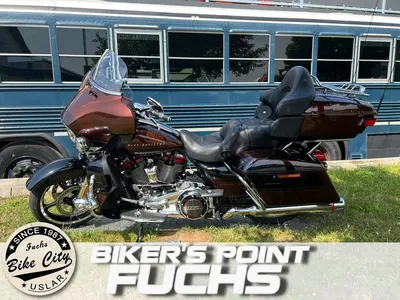 Фото Harley-Davidson Road King Classic с эффектом зеркального отражения