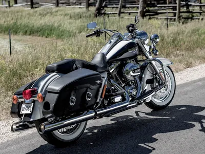Изображение Harley-Davidson Road King Classic в стиле хромированных деталей