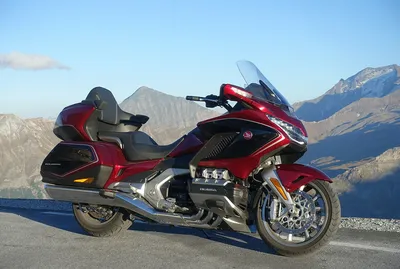 Изображение мотоцикла Honda Goldwing GL-1800 в формате jpg