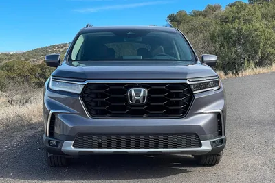 Фото Honda Pilot 2023 на заднем плане горы