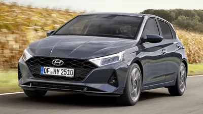 Фото Hyundai i20 2023 на природе