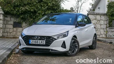 Фото Hyundai i20 2023 в зеркалах