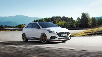 Hyundai i20 N 2023: Фото на черном фоне 