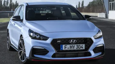 Фото Hyundai i30 N Fastback 2023 на фоне заката