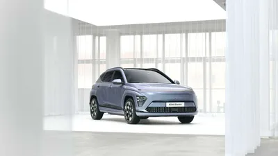 Hyundai KONA Electric 2023 на фото в городской среде