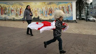 Иэн Келли на фото с оригинальной композицией