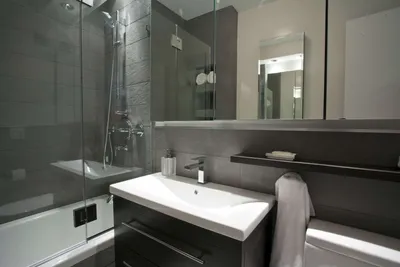 Фото интерьера для маленькой ванной комнаты в стиле арт 2024 года