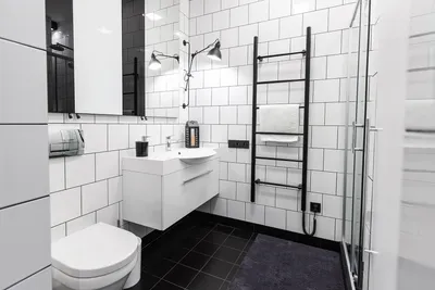 Интерьер ванной комнаты с душевой кабиной и туалетом: уют и комфорт