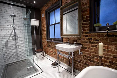 Стильный интерьер ванной комнаты с душевой кабиной